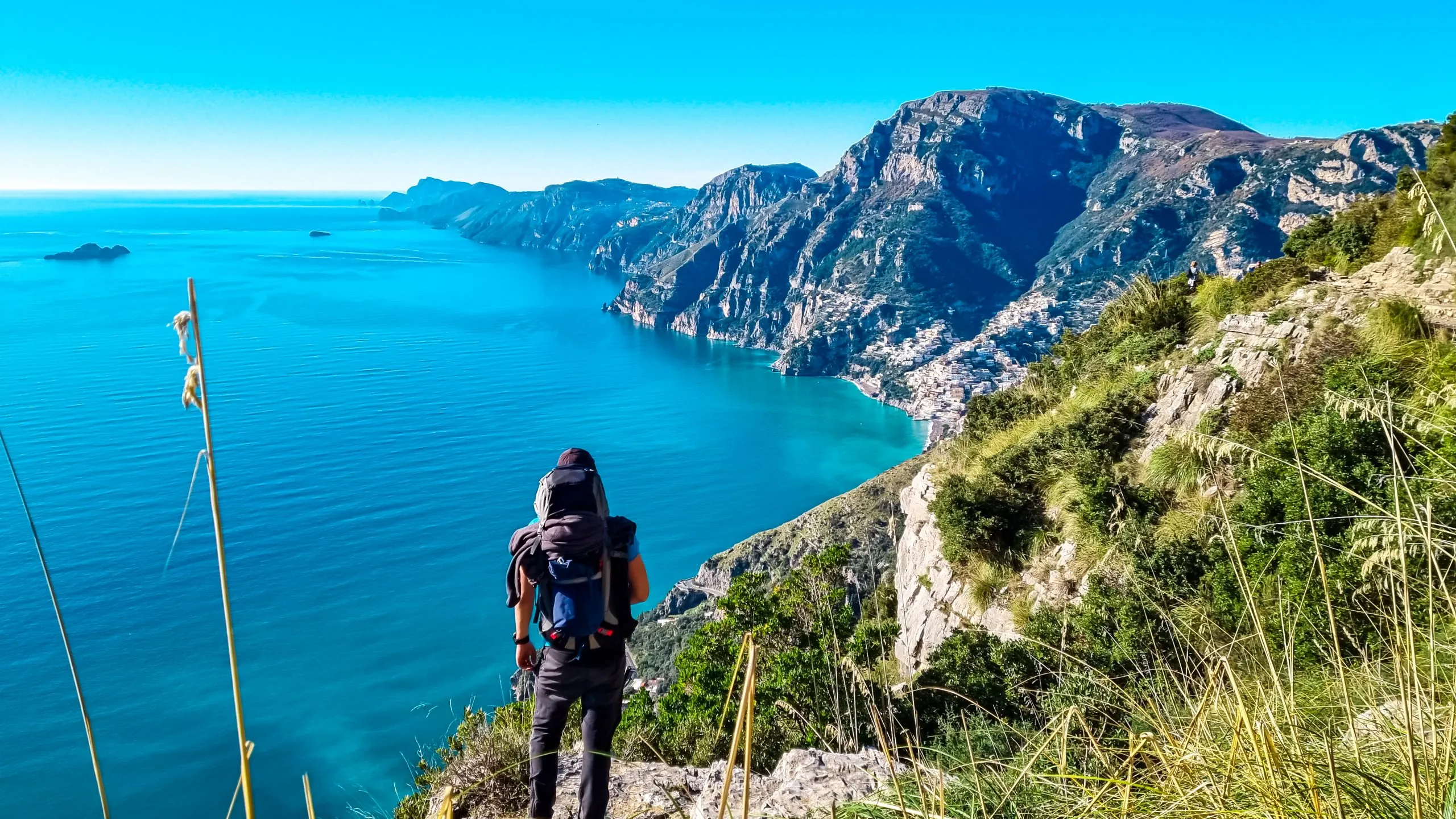 Mann mit Panoramablick vom Wanderweg Pfad der Götter zwischen den Küstenstädten Positano und Praiano. Trekking im Lattari-Gebirge, Apennin, Amalfiküste, Kampanien, Italien, Europa. Mittelmeer
