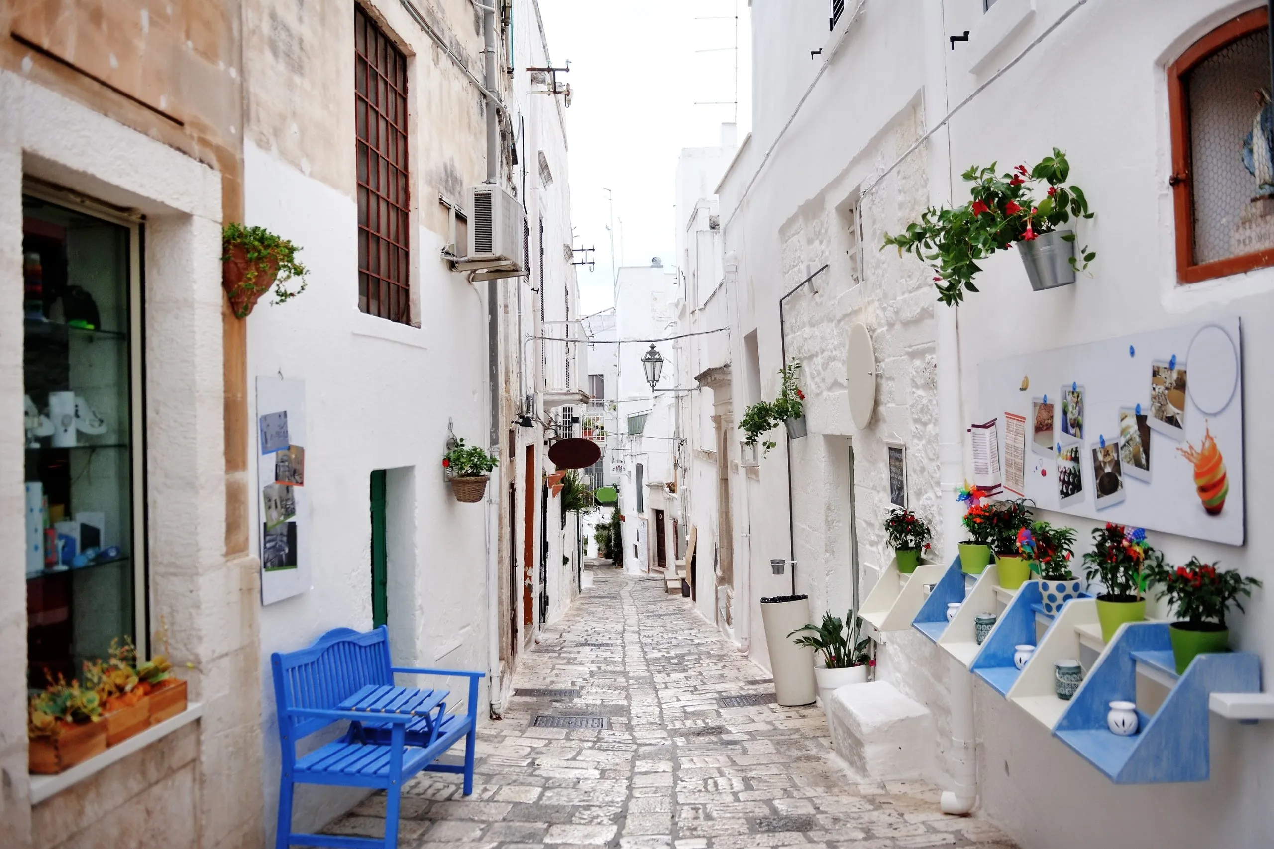 Apulien, Italien - Gasse der weißen Stadt Ostuni