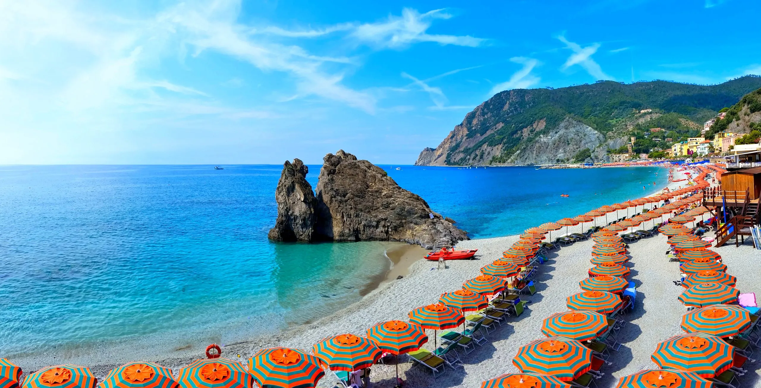 Panoramablick über bunte Sonnenschirme an einem Strand im Cinque-Terre-Dorf Monterosso