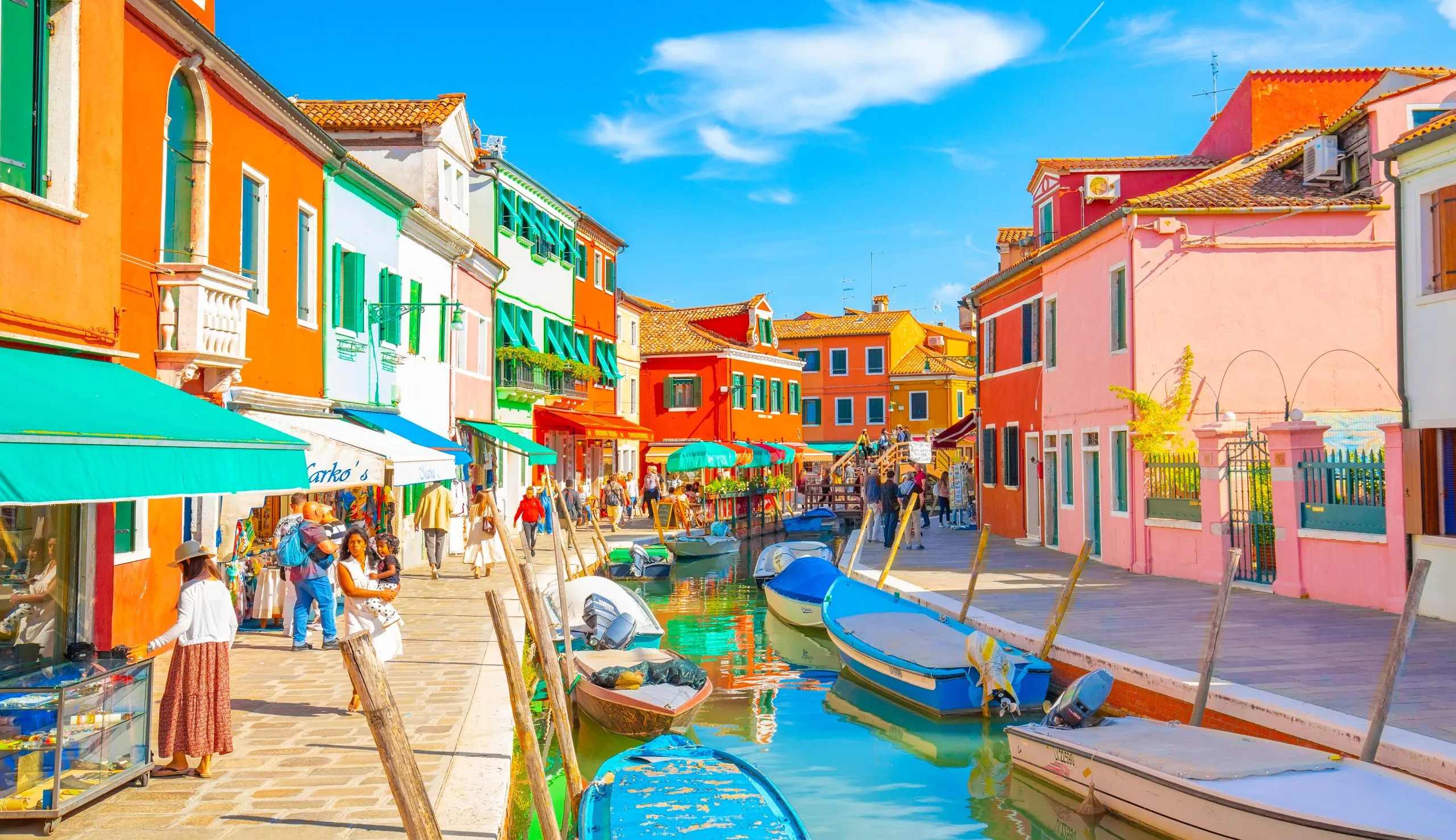 Wasserkanal und bunte Häuser auf der Insel Burano, Italien