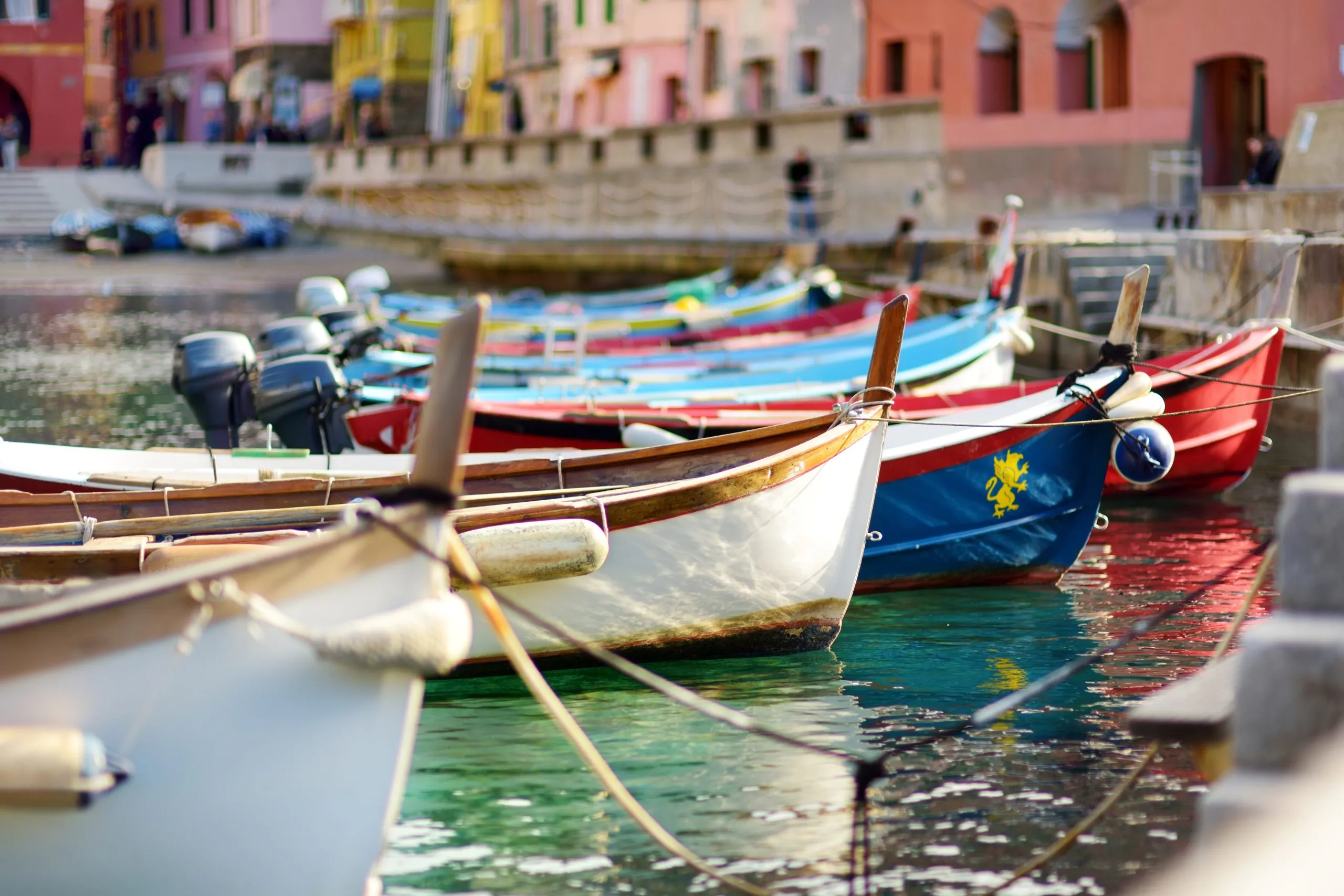 Bunte Fischerboote im kleinen Yachthafen von Vernazza, einem der fünf jahrhundertealten Dörfer der Cinque Terre, die an der zerklüfteten Nordwestküste der italienischen Riviera liegen.