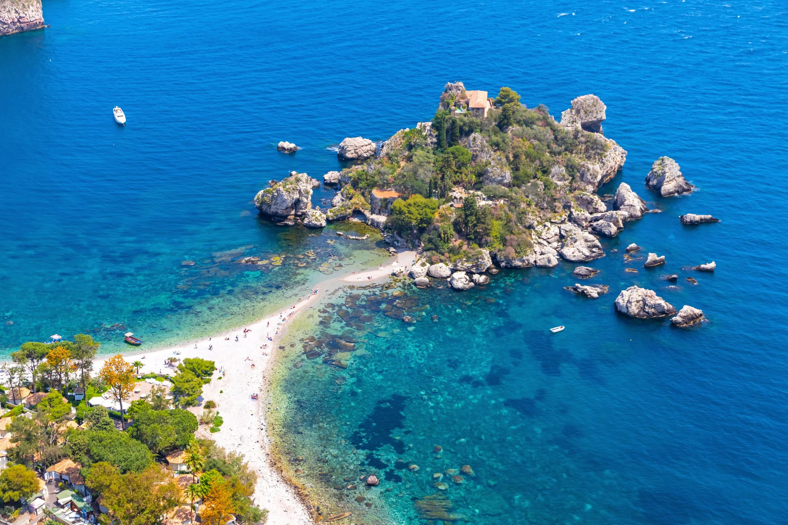 Luftaufnahme der Insel Isola Bella und des Strandes in Taormina, Sizilien, Italien. Bucht von Giardini-Naxos, Küste des Ionischen Meeres. Isola Bella (sizilianisch: Isula Bedda) auch bekannt als die Perle des Ionischen Meeres