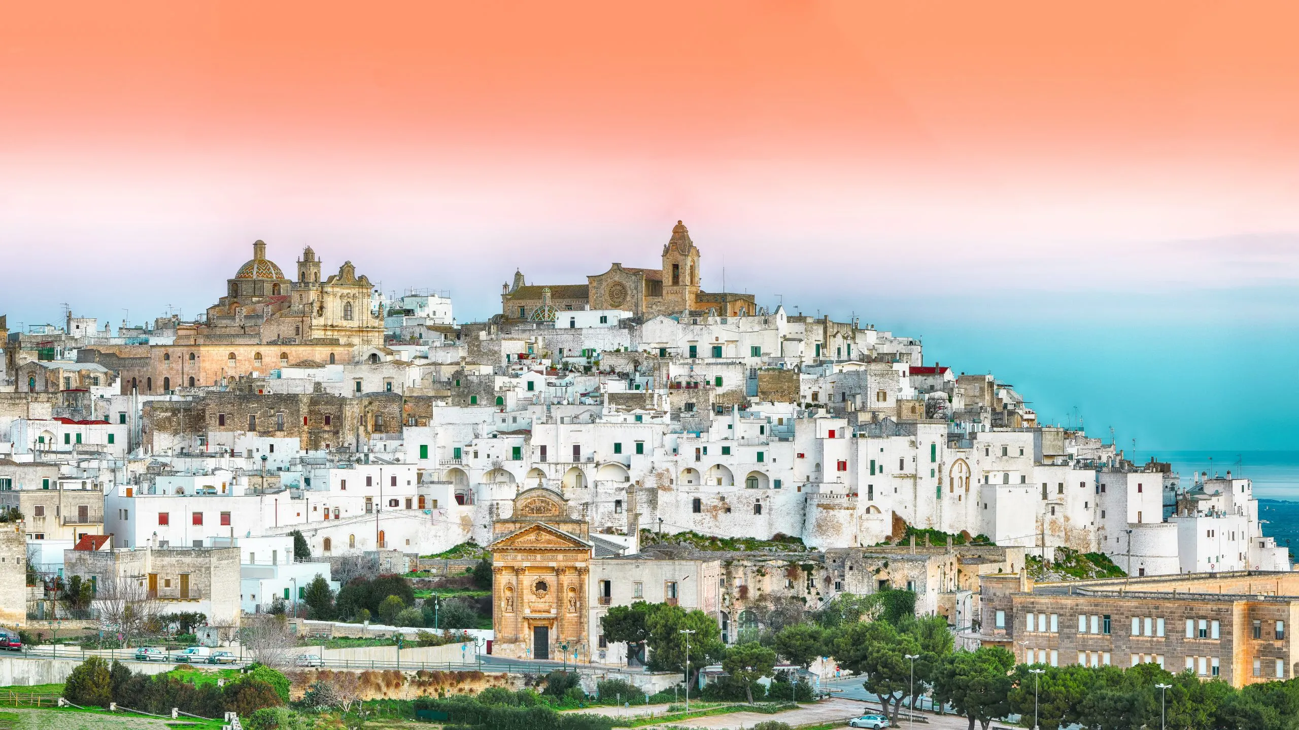 Ostuni weißen Stadt Skyline bei Sonnenaufgang