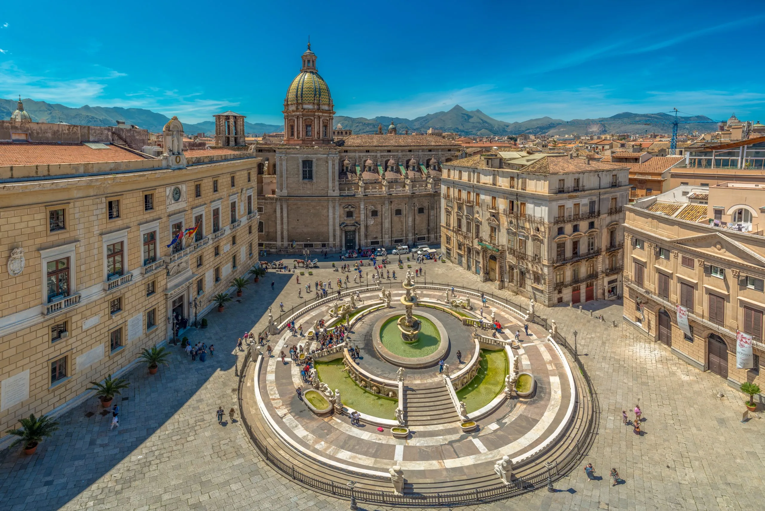 Ansicht der barocken Piazza Pretoria und des Prätorianerbrunnens in Palermo, Sizilien, Italien.