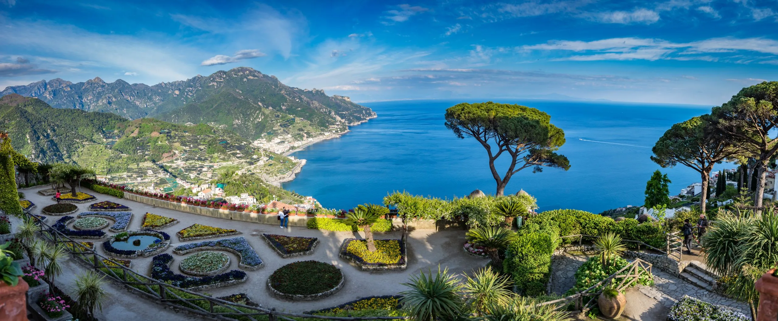 Besichtigung der Villa Rufolo und ihrer Gärten in Ravello auf einem Berggipfel an Italiens schönster Küste, Ravello, Italien