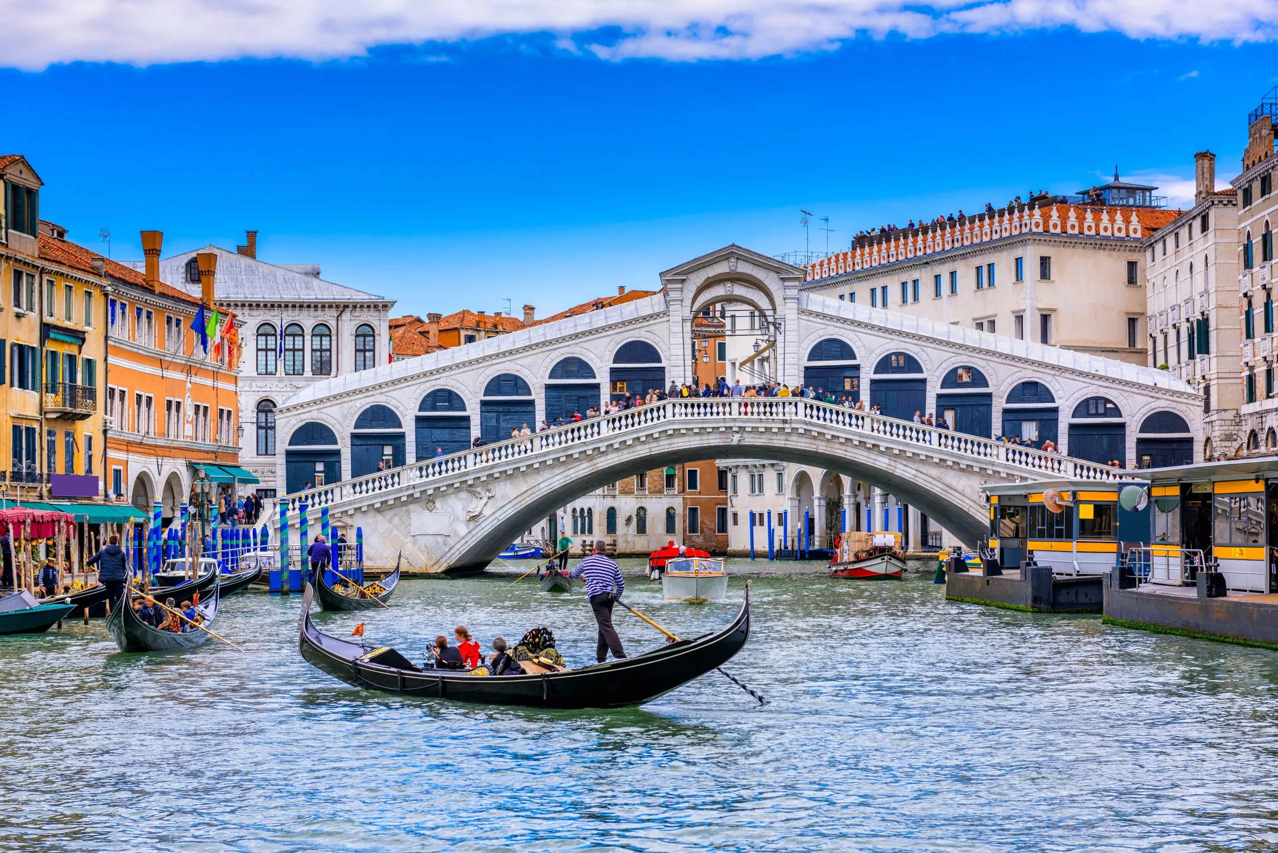 Rialtobrücke und Canal Grande in Venedig, Italien. Blick auf den Canal Grande in Venedig mit Gandola. Architektur und Wahrzeichen von Venedig. Venedig Postkarte