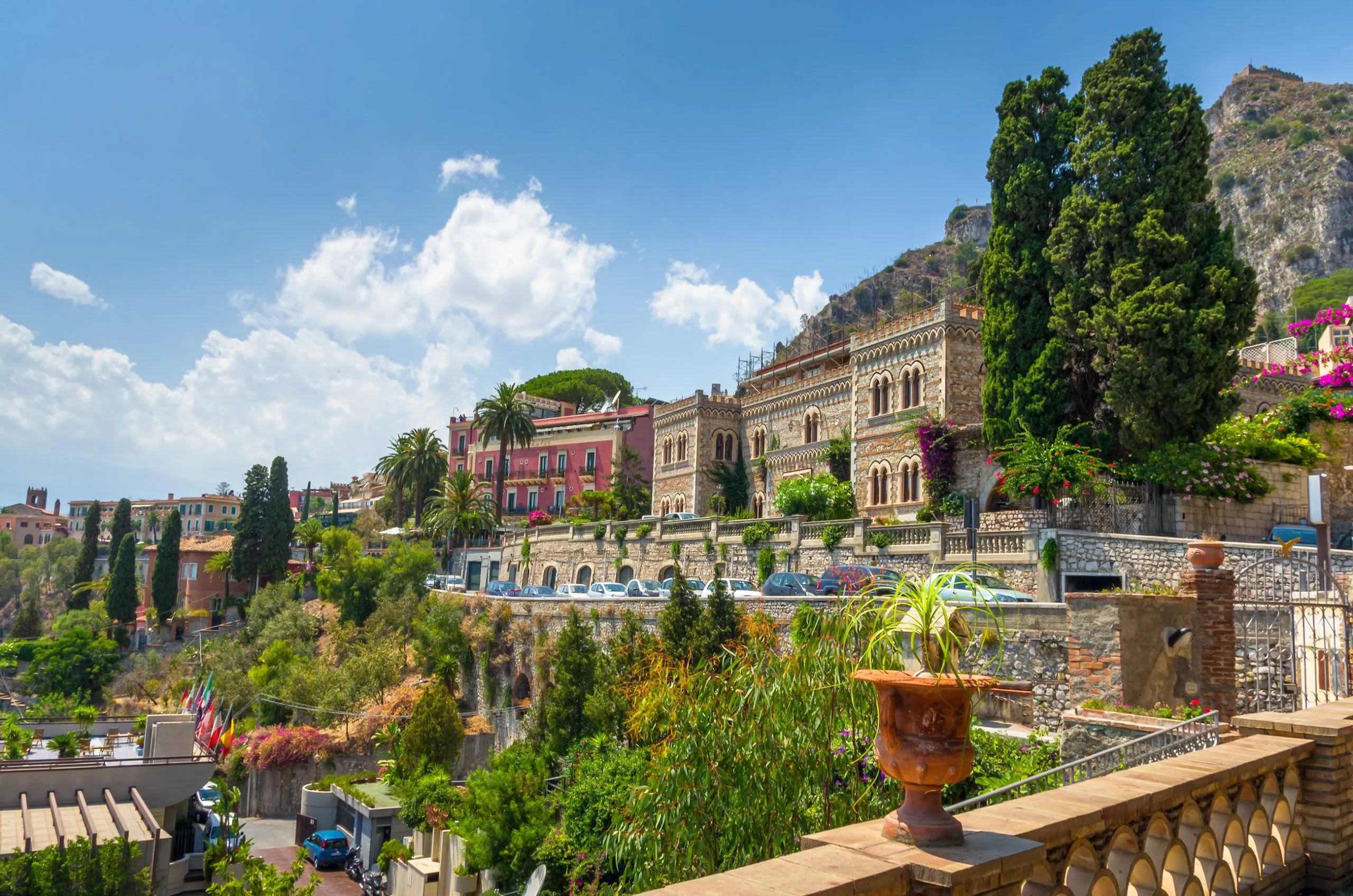 Taormina, gesehen von der Villa Communale, Sizilien.