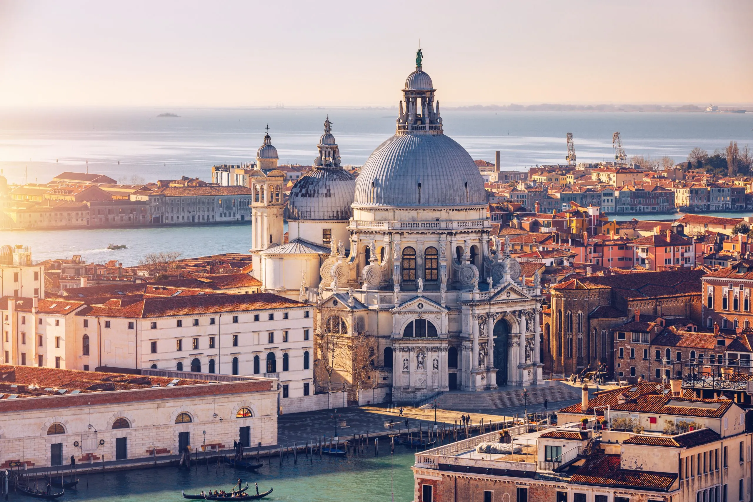 Luftaufnahme des Canal Grande und der Basilika Santa Maria della Salute, Venedig, Italien. Venedig ist ein beliebtes Touristenziel in Europa. Venedig, Italien.