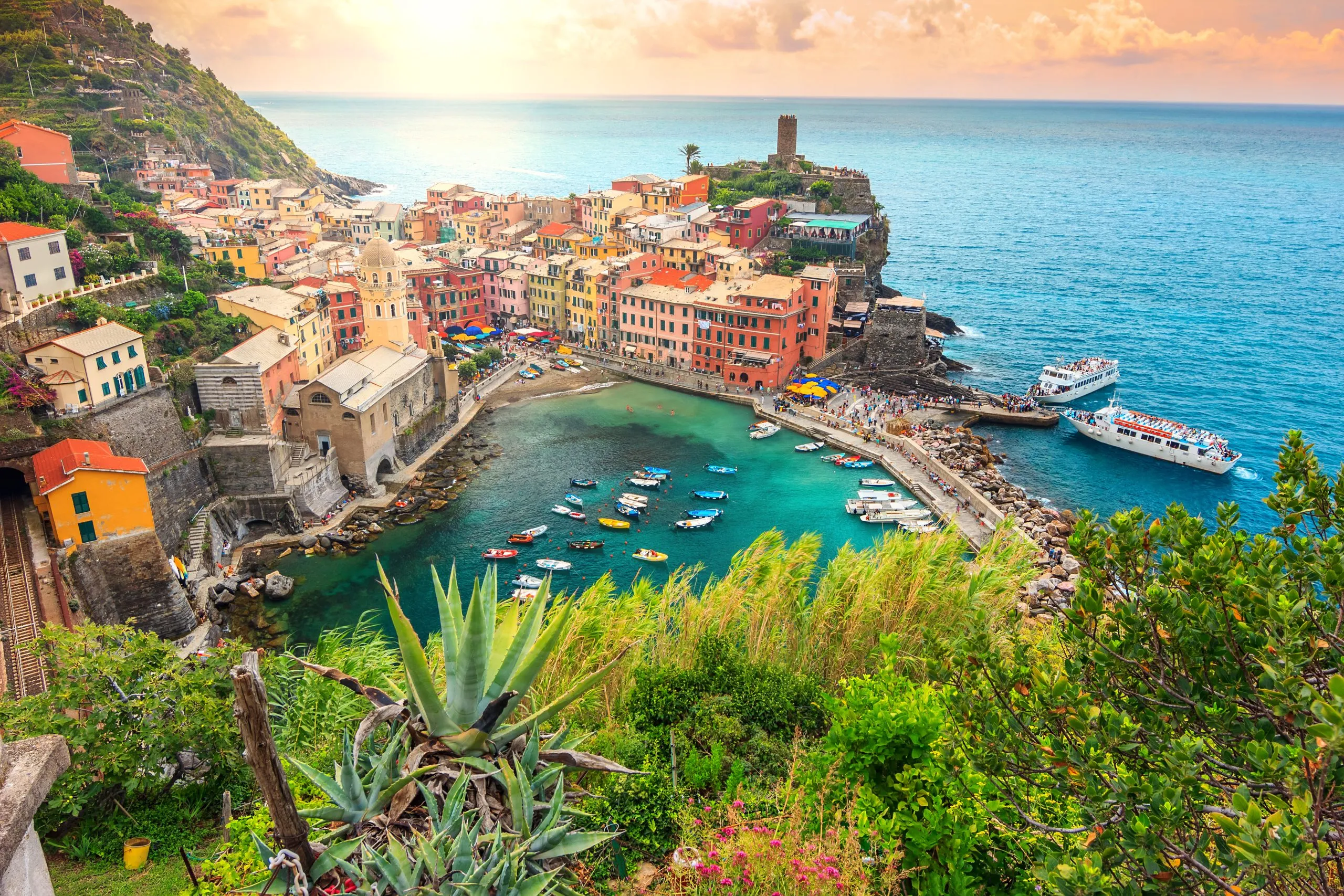 Vernazza Dorf und atemberaubenden Sonnenaufgang, Cinque Terre, Italien, Europa